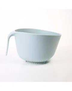 Plastic strainer with handle