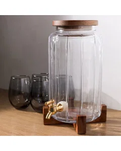 Jake glass with a 10 -liter pregnant woman