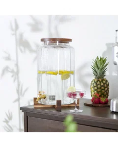 Jake glass with a 13 -liter pregnant woman